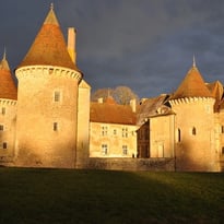 Visite guidée du château d'Epiry en pleine restauration: après la façade Renaissance, la façade XVIIIᵉ dans la cour
