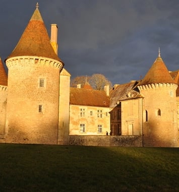 Visite guidée du château d'Epiry en pleine restauration: après la façade Renaissance, la façade XVIIIᵉ dans la cour
