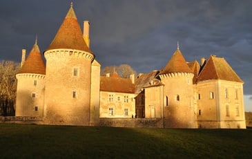 Visite guidée du château d'Epiry en pleine restauration: après la façade Renaissance, la façade XVIIIᵉ dans la cour