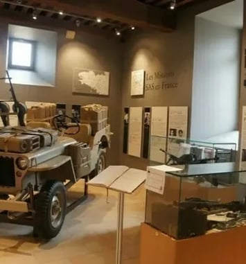 Visite du musée international des parachutistes du Special Air Service, balade en jeeps et exposition "La résistance et la libération".