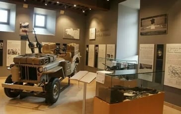 Visite du musée international des parachutistes du Special Air Service, balade en jeeps et exposition "La résistance et la libération".