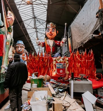 Visite commentée du hangar du Comité des fêtes de Chalon-sur Saône et découverte des chars de Carnaval